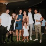 Andrea Duro Instagram – 1 week ago 💥

La semana pasada la liamos un poquito y juntamos a todos nuestros amigos más cercanos y familiares para enseñarles nuestro nuevo hogar y celebrar 💃🏻💃🏻

Tengo que reconocer que me estoy aficionando a esta clase de fiestas, porque me hace feliz ver a tanta gente que quiero disfrutar y pasarlo bien. Da igual cuál sea el motivo. 

Ver que a lo largo de los años mi familia sigue junta y que conservo tantos y tan buenos amigos, me hace sentir muy afortunada. 

Pero es que todos los amigos y familia de A, me han acogido con los brazos abiertos… y al revés. 
Y así, hemos creado un ambiente increíble con todos ellos, de los que disfrutamos siempre. 
Como mola @alegalan96 💛

Había muchísima más gente de la que sale en la fotos, pero no podía poner de todos😅 cosas de Insta. 

Por último pero no menos importante , gracias a @yatengoplan por ayudarnos con toda la organización del fiestón, que no faltase detalle y que todo saliese de maravilla. Sois unos cracks ❤️

Por muchísimas más 🎉🎉

📸 @joshdevotto ( mi fotógrafo de confianza para fiestas, el mejor 🙌🏼 )
