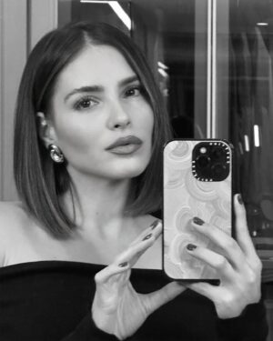 Andrea Duro Instagram - Foto intensa para  terminar el ‘23 🫣 que la verdad, ha sido igual de intenso que mi cara en la foto JAJA

Os deseo un año repleto de amor, de salud y de oportunidades 🪄
Deseo que este año, todos los propósitos se conviertan en estilos de vida ( porque los hacemos para ser un poquito mejores y eso siempre está bien ). 
Que tengáis un año lleno de crecimiento personal, con todo lo que eso conlleva y que disfrutéis hasta el último minuto ❤️‍🔥

Y que tengáis un año tan precioso y bonito como mi segunda foto 😍