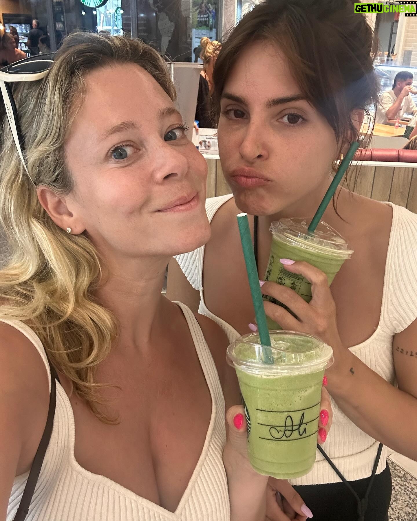 Andrea Duro Instagram - MUCHÍSIMAS FELICIDADES MI ALI ❤️🦢 Que todo lo mejor te encuentre y se quede contigo ✨ Sobran las palabras para describir la amistad que hemos construido durante estos 15 años. Solo puedo desear que siempre seas feliz y que yo pueda estar cerca para verlo, acompañarte y celebrar 🥂 Te quiero mucho, my chosen sister 🫶🏼