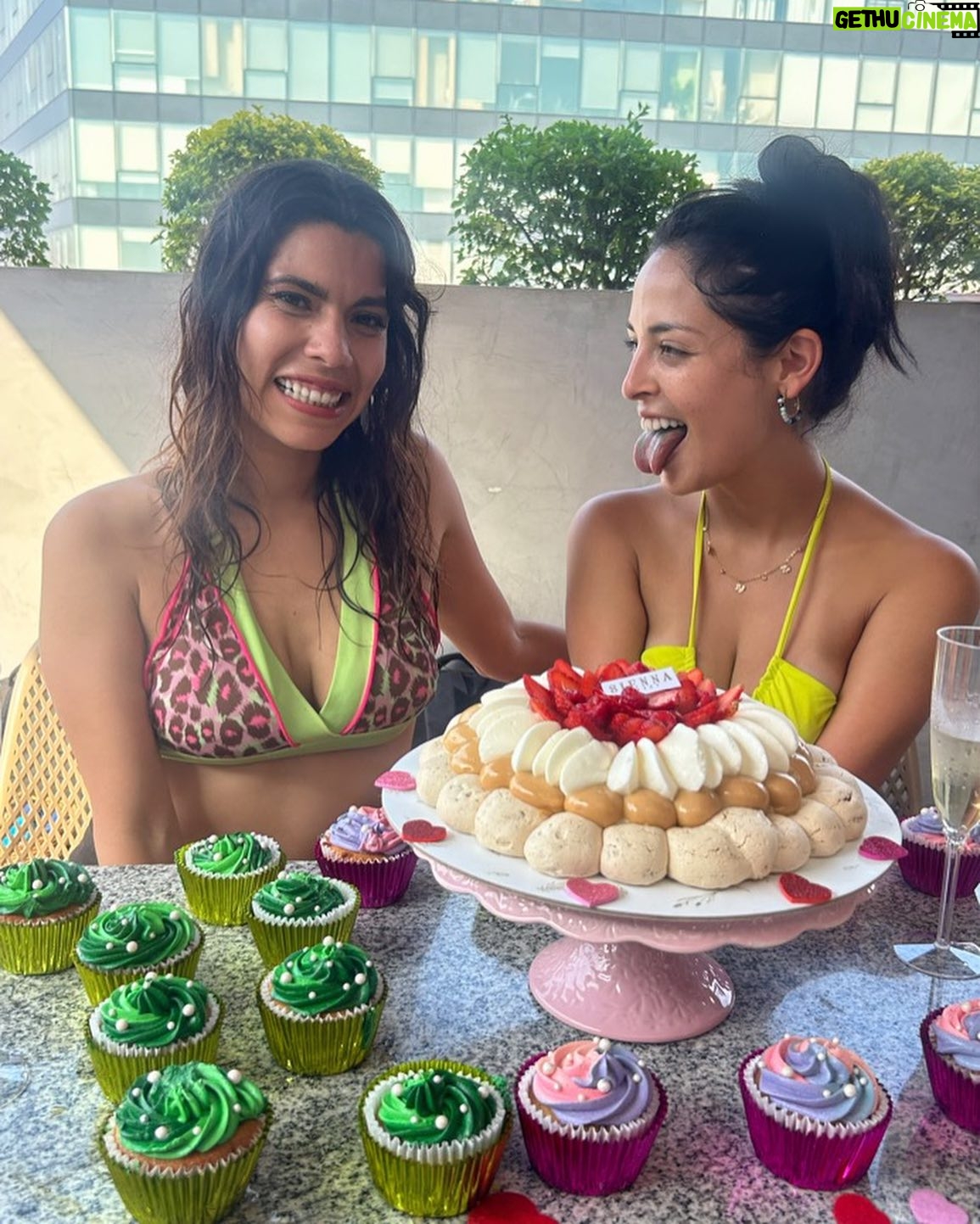 Andrea Luna - 10.5K Likes - Es mi cumple 🎉🎂😍 🎭
Estoy feliz 🙃
Ayer la pasé con la hermosa @susangreenoficial
Cupcakes de @choco.deli20 😍