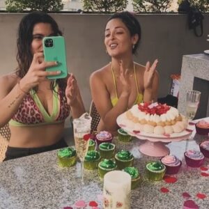 Andrea Luna Instagram - Es mi cumple 🎉🎂😍 🎭
Estoy feliz 🙃 

Ayer la pasé con la hermosa @susangreenoficial 
Cupcakes de @choco.deli20 😍