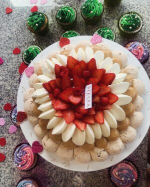 Andrea Luna Instagram - Es mi cumple 🎉🎂😍 🎭
Estoy feliz 🙃 

Ayer la pasé con la hermosa @susangreenoficial 
Cupcakes de @choco.deli20 😍