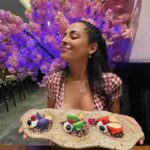 Andrea Luna Instagram - Esta experiencia fue tan divertida y colorida que quiero compartirles por aquí mi visita a @nagoya_peru 🍣 que deliciosos platos 🥂✨🎏 #soyamantedelsushi Hr @toquexestetica ✨