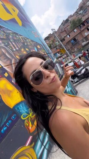 Andrea Luna Instagram - Comuna 13 mamiii 🇨🇴🇨🇴 
Medellín bonito 🤩