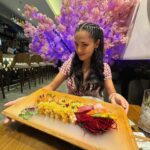 Andrea Luna Instagram - Esta experiencia fue tan divertida y colorida que quiero compartirles por aquí mi visita a @nagoya_peru 🍣 que deliciosos platos 🥂✨🎏 #soyamantedelsushi Hr @toquexestetica ✨