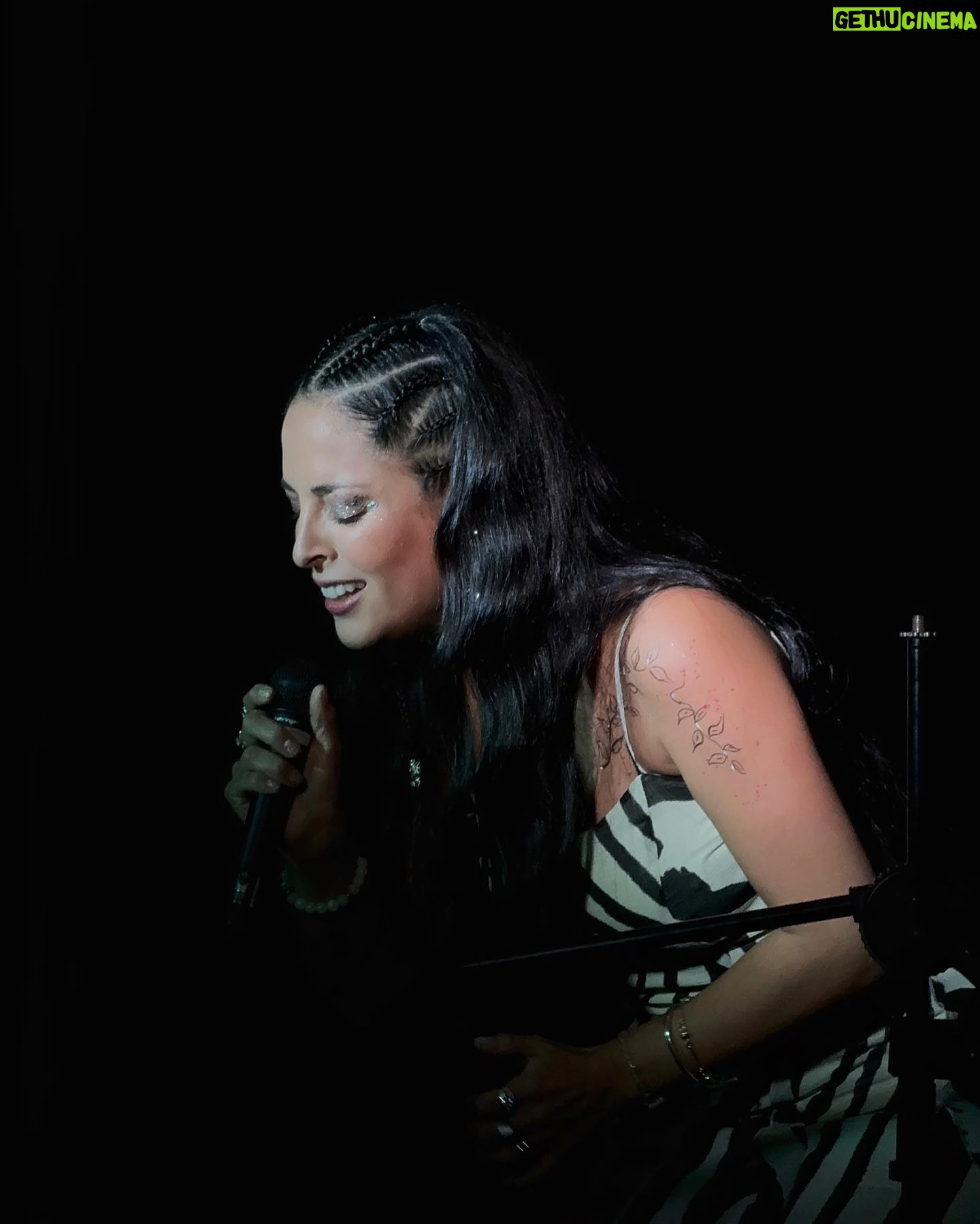 Andrea Luna Instagram - Concierto acústico 🪘luna live sessions vol 1 @selinaperu_ Algo bonito está sucediendo 🤫✨ pero QUE NADIE SEPA 03/05 🥹 📸 @emetcordova Look @hm #hmperu Pelo @toquexestetica Shine @mik.alene Pdr @lunaprojectsmanagement