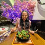 Andrea Luna Instagram - Esta experiencia fue tan divertida y colorida que quiero compartirles por aquí mi visita a @nagoya_peru 🍣 que deliciosos platos 🥂✨🎏 #soyamantedelsushi Hr @toquexestetica ✨