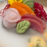 Andrea Luna Instagram - Esta experiencia fue tan divertida y colorida que quiero compartirles por aquí mi visita a @nagoya_peru 🍣 que deliciosos platos 🥂✨🎏 #soyamantedelsushi Hr @toquexestetica ✨