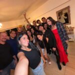 Andrea Luna Instagram - Trabajar con mis hermanos, mi familia elegida, mis mooncitos. Es solo el comienzo y aquí solo está una parte de todos los que somos.🌙🌙🔥❤️ Desde hoy larga vida a “QUE NADIE SEPA” ft @bastianstimman 🖤 Cuarta producción de @lunaprojectsmanagement 🎬 se vienen cositas. 😘😘 😚🔥✨ así dicen. ❤️👏🏻🎵
