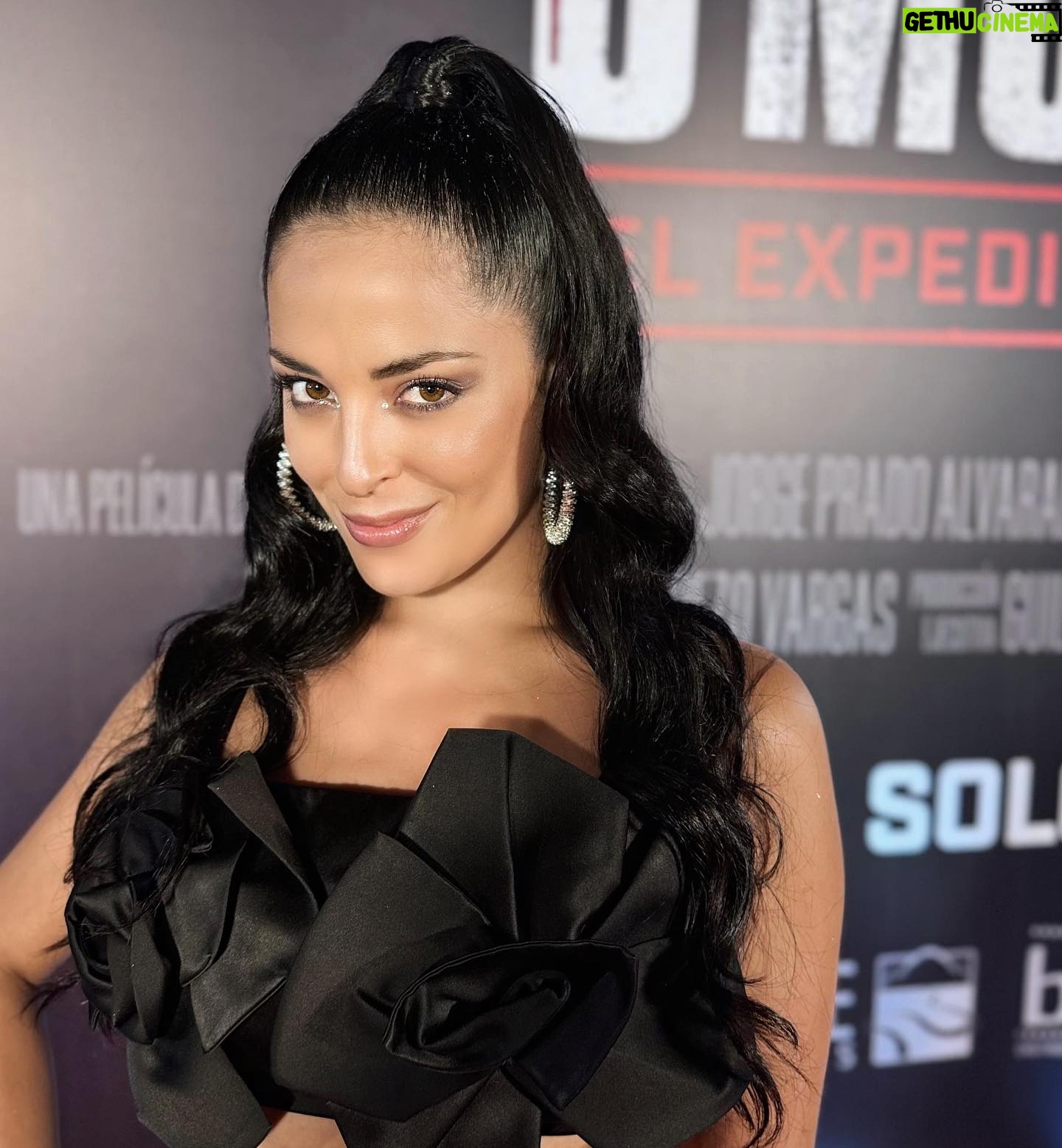 Andrea Luna Instagram - Anoche en la premier de Vivo o Muerto. Me encantó!!!! ❤️❤️❤️ tienen que verla desde este 18 en todos los cines. Look @hm Mkp por mi y mi pelo @toquexestetica ❤️ #hmperu #vivoomuerto #premier #alfombra