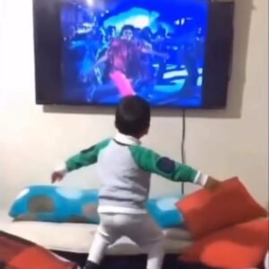 Andrea Navedo Instagram - Let’s get this week started🕺🏽 💪🏽
He’s got these moveds down!! 😂 

#HappyMonday 
#Michaeljackson 
#moveyourbody