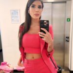 Andrea Rincón Instagram – A veces hay q timonear pegando giros bruscos q puedan golpearnos dolorosamente para q una vida apagada y sin colores  se encienda y y se tiña de los colores más bellos y vivos… Y hasta tal vez, quien sabe? llegues a conocer ese rosa que pensaste que solo existía en los cuentos de hadas. Porque ningún marinero experto se hizo en un mar en calma… La vida es para los valientes q se atreven a ir a tomarla. Atravesar las tormentas me ha dado tantas satisfacciones, como conocer aquellos colores q ni remotamente imagine que existían. Cómo conocer personas tan valientes como la que hoy me devuelve el espejo. 🌺 

Hoy la vida es rosa, rosa como el traje de la Coca @cynthiamartos 🩷