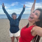 Andrea Rincón Instagram - Mejor son dos que uno. Si uno de ellos se tropieza, el otro lo levanta!!! Ayyyyy… que sería de nosotros sin amigos de VERDAD!!! Les deseo a todos una Glorita en su vida @lunagloria66