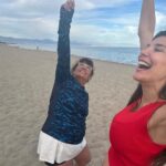 Andrea Rincón Instagram - Mejor son dos que uno. Si uno de ellos se tropieza, el otro lo levanta!!! Ayyyyy… que sería de nosotros sin amigos de VERDAD!!! Les deseo a todos una Glorita en su vida @lunagloria66