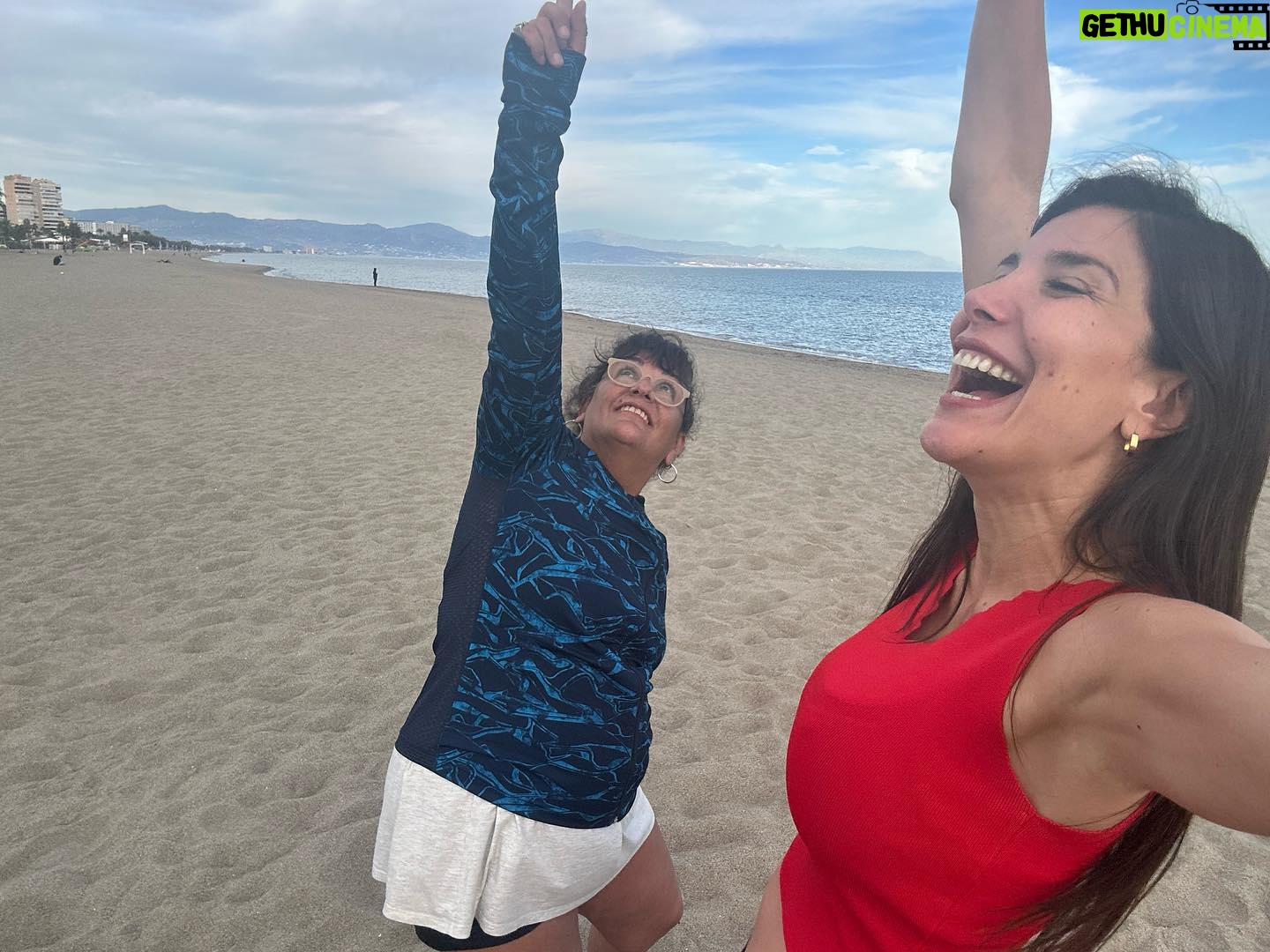 Andrea Rincón Instagram - Mejor son dos que uno. Si uno de ellos se tropieza, el otro lo levanta!!! Ayyyyy… que sería de nosotros sin amigos de VERDAD!!! Les deseo a todos una Glorita en su vida @lunagloria66