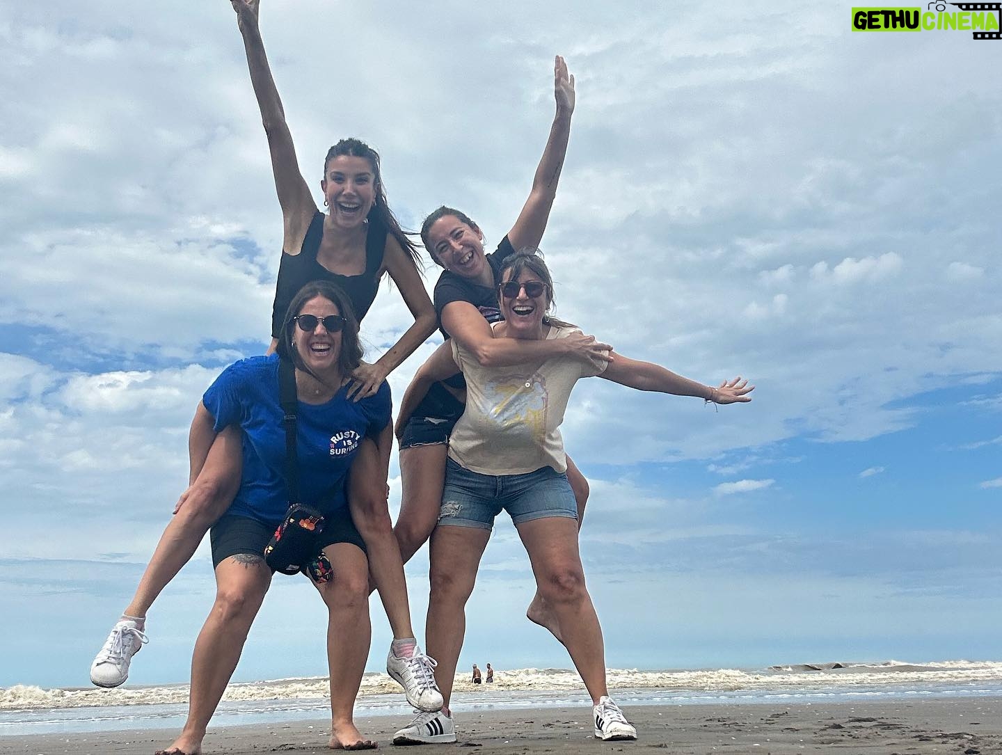 Andrea Rinc贸n Instagram - Tener de amigos a mis hermanos. Tener de hermanos a mis amigos!! 馃挋