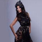 Andrea Rincón Instagram - 🖤 #EPUGuía de @elplanetaurbanook Vestido, Cinturón y Corona @jitric_jc Botas @ferrarocalzados Make up @nacha_gama Uñas @citynailsba Styling @caromarafioti Ph @adlerguido Text @marianamerlook Coordinación @gimebugallo