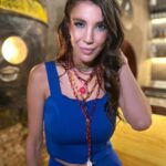 Andrea Rincón Instagram - 💙 🤍 Saco, Top & Short @cynthiamartos Botas @ferrarocalzados Make up & Pelo @sochiherrera Uñas @citynailsba Styling @caromarafioti Cascada de collares & Aros @laskatz Ph @movilpressfotos