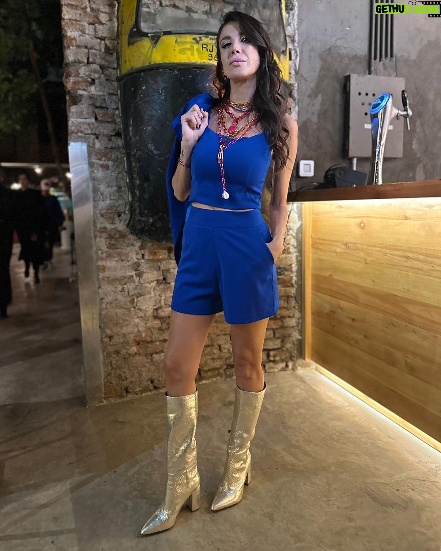 Andrea Rincón Instagram - 💙 🤍 Saco, Top & Short @cynthiamartos Botas @ferrarocalzados Make up & Pelo @sochiherrera Uñas @citynailsba Styling @caromarafioti Cascada de collares & Aros @laskatz Ph @movilpressfotos