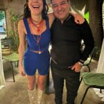Andrea Rincón Instagram - 💙 🤍 Saco, Top & Short @cynthiamartos Botas @ferrarocalzados Make up & Pelo @sochiherrera Uñas @citynailsba Styling @caromarafioti Cascada de collares & Aros @laskatz Ph @movilpressfotos