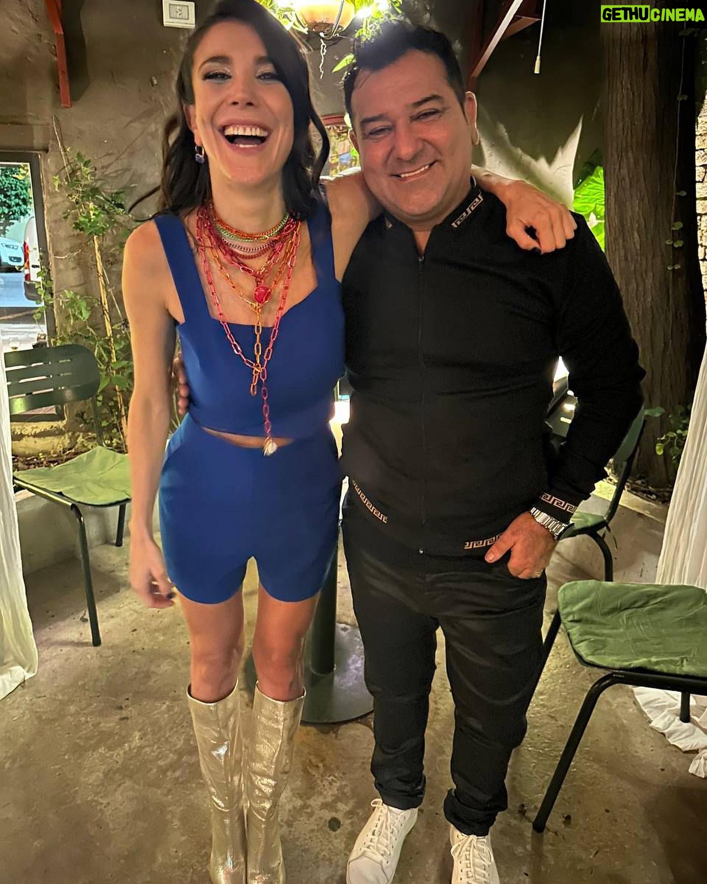 Andrea Rincón Instagram - 💙 🤍 Saco, Top & Short @cynthiamartos Botas @ferrarocalzados Make up & Pelo @sochiherrera Uñas @citynailsba Styling @caromarafioti Cascada de collares & Aros @laskatz Ph @movilpressfotos