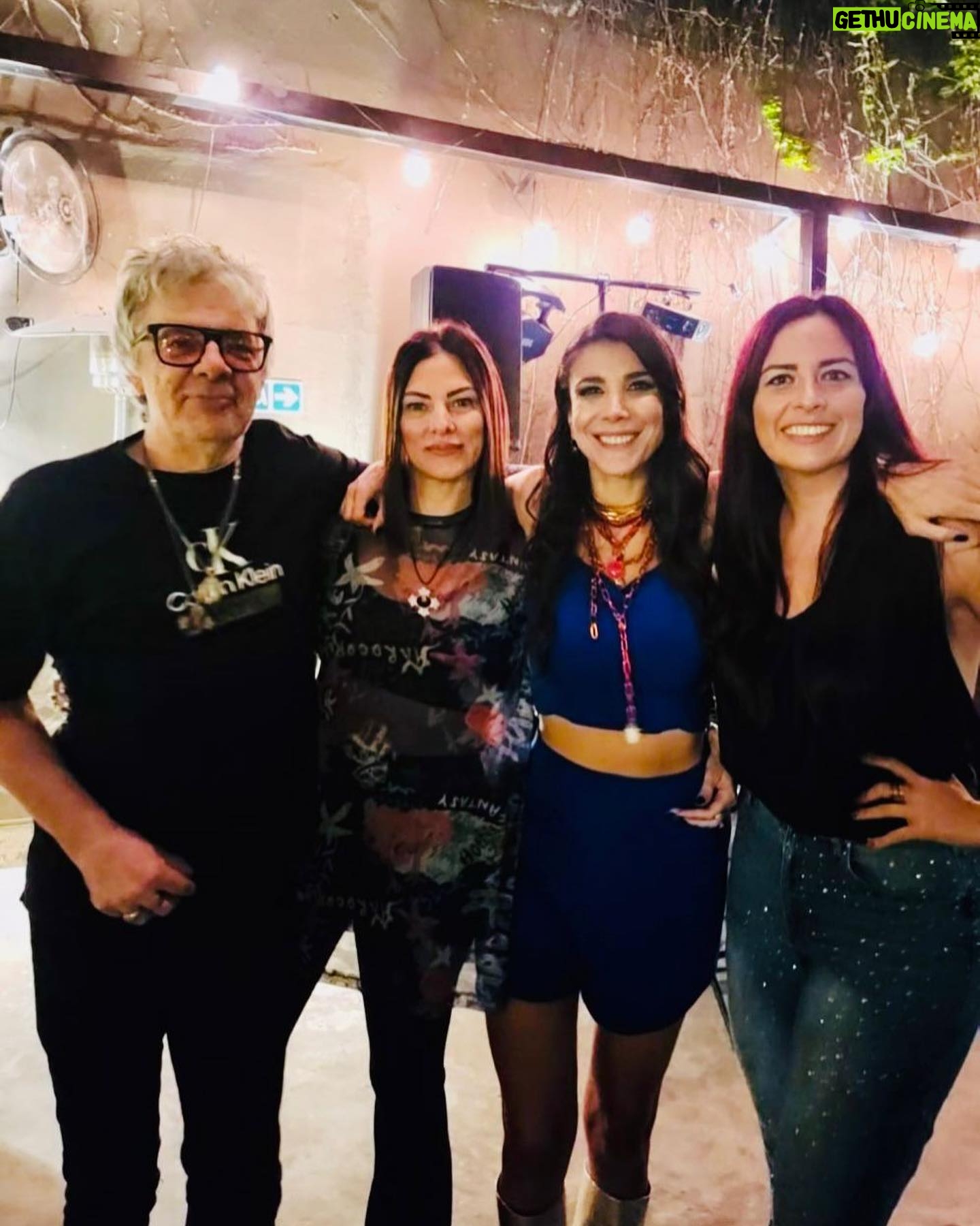 Andrea Rincón Instagram - 💙 🤍 Saco, Top & Short @cynthiamartos Botas @ferrarocalzados Make up & Pelo @sochiherrera Uñas @citynailsba Styling @caromarafioti Cascada de collares & Aros @laskatz Ph @movilpressfotos