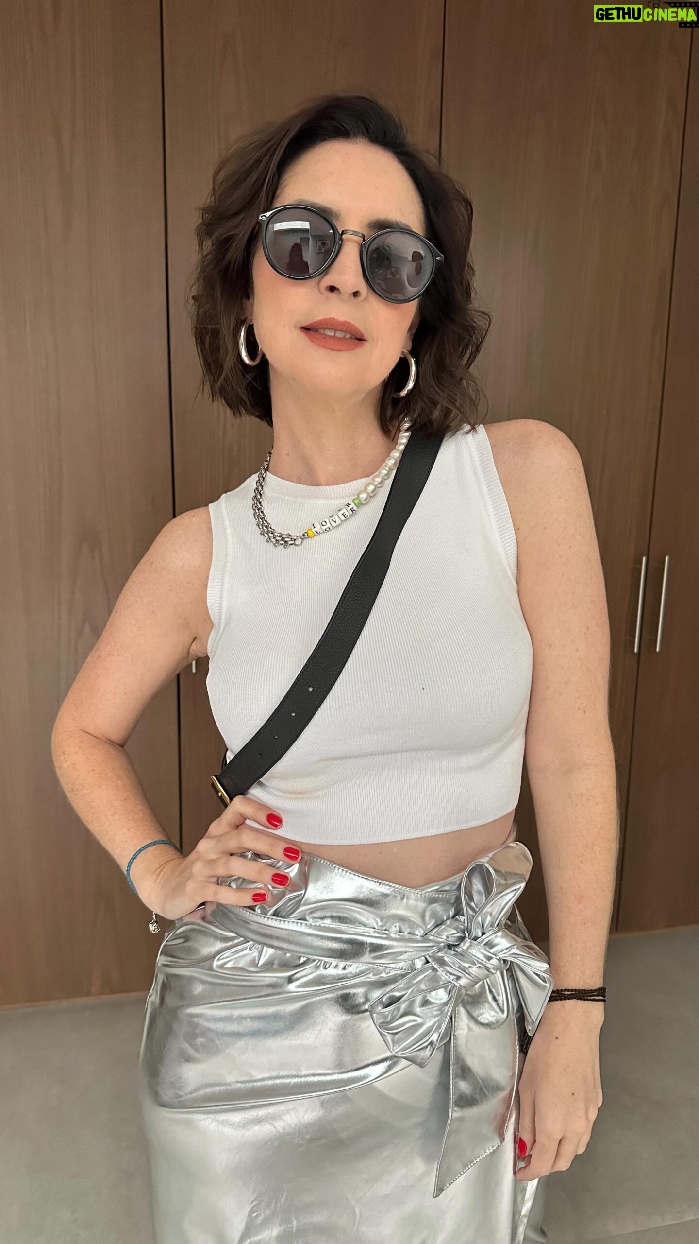 Andrea Torre Instagram - El verano está a la vuelta de la esquina y este look es uno de mis favoritos … Cuéntenme…. ¿Como combinarían esta falda? 🤍 ___ #ATH🍄 #andreatorre #style #fashionstyle #blogger #moda #verano2024 #