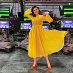 Andrea Torre Instagram - Como siempre feliz de estar en @cuentameloyaof y hoy más, porque estuve con mi @pulguitatv 💛 #yellow #amarillo #fashion #cuentameloya #conduccion #television #tv La que de amarillo se viste (completa la frase) 🌕