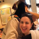 Andrea Torre Instagram - Fui a Disney a pensar cosas jaja. No es cierto, nos encanta ir a Disney y aquí les dejo mi recap de este viaje: 1. En mi spot favorito 2. Los ODP Five, no parece pero ya estabamos cansados 3. México en Small world 4. Mi marido y yo en Toy Story Land 5. Amo a slinky y este juego 6. Una stormtrooper 7. La primavera ya está aquí 8. Bella y Bestia son 9. ¿Ya vieron mi reel en @mamaenlatorre de comida de Disney? Corran 10. Abrazo efusivo de Goofy - #ATH🍄 #andreatorre @disneyworld.latino @waltdisneyworld #LosOdePfive #MickeyMouse