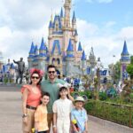 Andrea Torre Instagram - La vida no se comprende, se VIVE 😍 y hacerlo con mi familia,es lo máximo. Los amoooo! 🧔‍♂️ @pedrodepinedo 🙋‍♀️ @pulguitatv 🙋 @yeyoodep 🧏‍♂️ @elmundodepikiko ¿Ustedes como se divierten en sus vacaciones? 🏰 @disneyworld.latino #familia #viajes #nieve #diversión #odepfive #equipo #momentos #ATH🍄