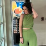 Andrea Torre Instagram – Cuando conduzco soy una y en pasillos soy otra (vayan a mi ultima foto jajaja)
🥻@hualingerie
#cuéntameloya #conduccion #jueves #mayo #andreatorre #ATH🍄
¿Cómo pinta su inicio de mes?