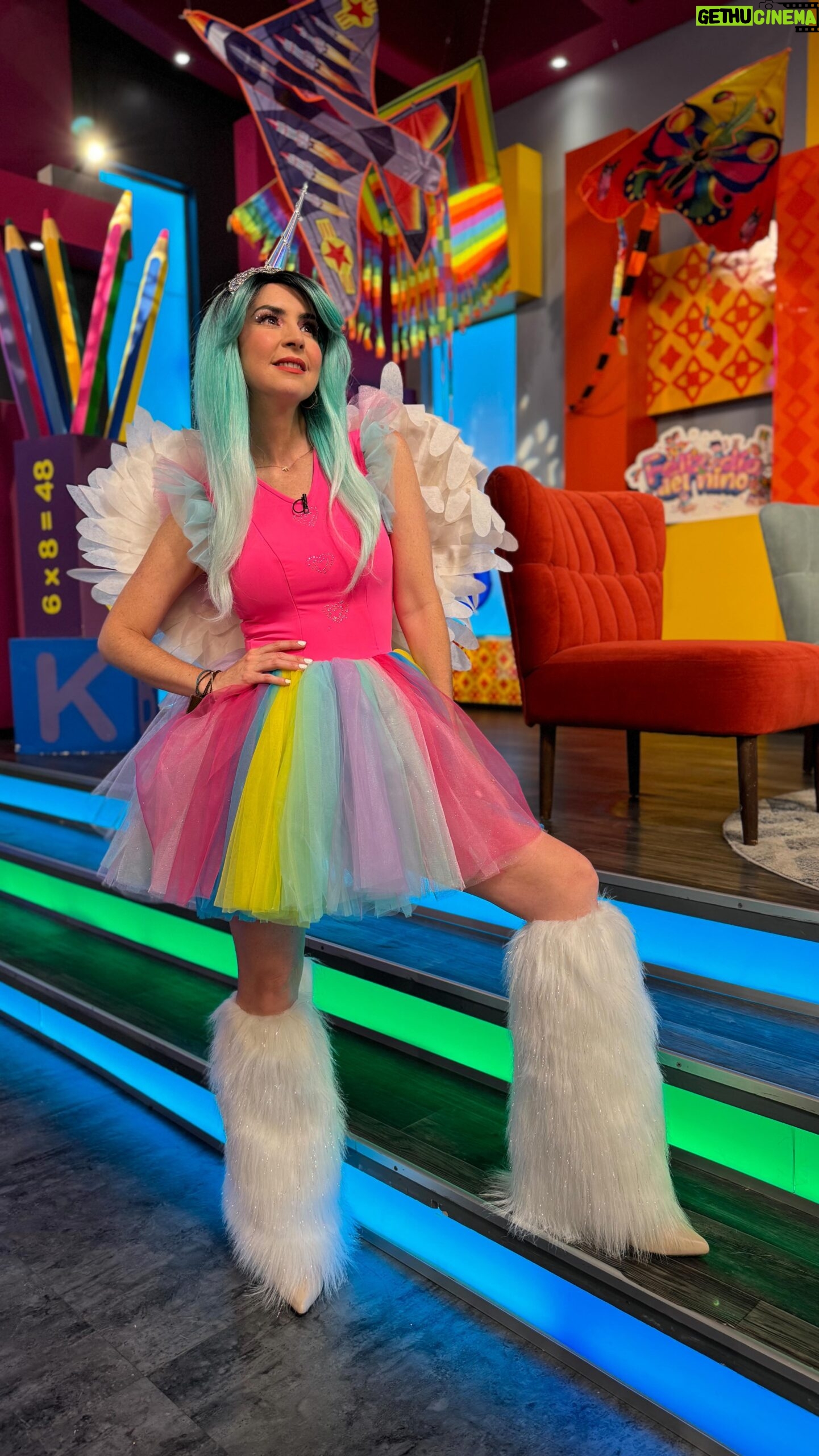 Andrea Torre Instagram - Por un mundo de adultos cumpliendo sus sueños de niños 🌈 ¿Qué tal pasaron su día del niño? Yo feliz en @cuentameloyaof - #ATH 🍄 #diadelniño #fun #diversion #funday #AndreaTorre #instadaily #unicornio