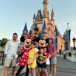 Andrea Torre Instagram - Fui a Disney a pensar cosas jaja. No es cierto, nos encanta ir a Disney y aquí les dejo mi recap de este viaje: 1. En mi spot favorito 2. Los ODP Five, no parece pero ya estabamos cansados 3. México en Small world 4. Mi marido y yo en Toy Story Land 5. Amo a slinky y este juego 6. Una stormtrooper 7. La primavera ya está aquí 8. Bella y Bestia son 9. ¿Ya vieron mi reel en @mamaenlatorre de comida de Disney? Corran 10. Abrazo efusivo de Goofy - #ATH🍄 #andreatorre @disneyworld.latino @waltdisneyworld #LosOdePfive #MickeyMouse