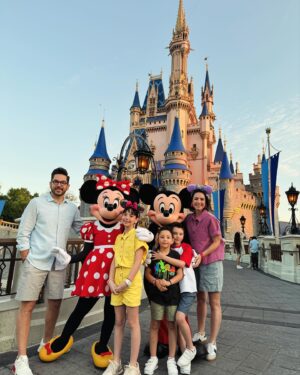 Andrea Torre Instagram - Fui a Disney a pensar cosas jaja. No es cierto, nos encanta ir a Disney y aquí les dejo mi recap de este viaje:

1. En mi spot favorito 
2. Los ODP Five, no parece pero ya estabamos cansados
3. México en Small world
4. Mi marido y yo en Toy Story Land
5. Amo a slinky y este juego
6. Una stormtrooper
7. La primavera ya está aquí
8. Bella y Bestia son 
9. ¿Ya vieron mi reel en @mamaenlatorre de comida de Disney? Corran 
10. Abrazo efusivo de Goofy 

-

#ATH🍄  #andreatorre @disneyworld.latino  @waltdisneyworld #LosOdePfive #MickeyMouse