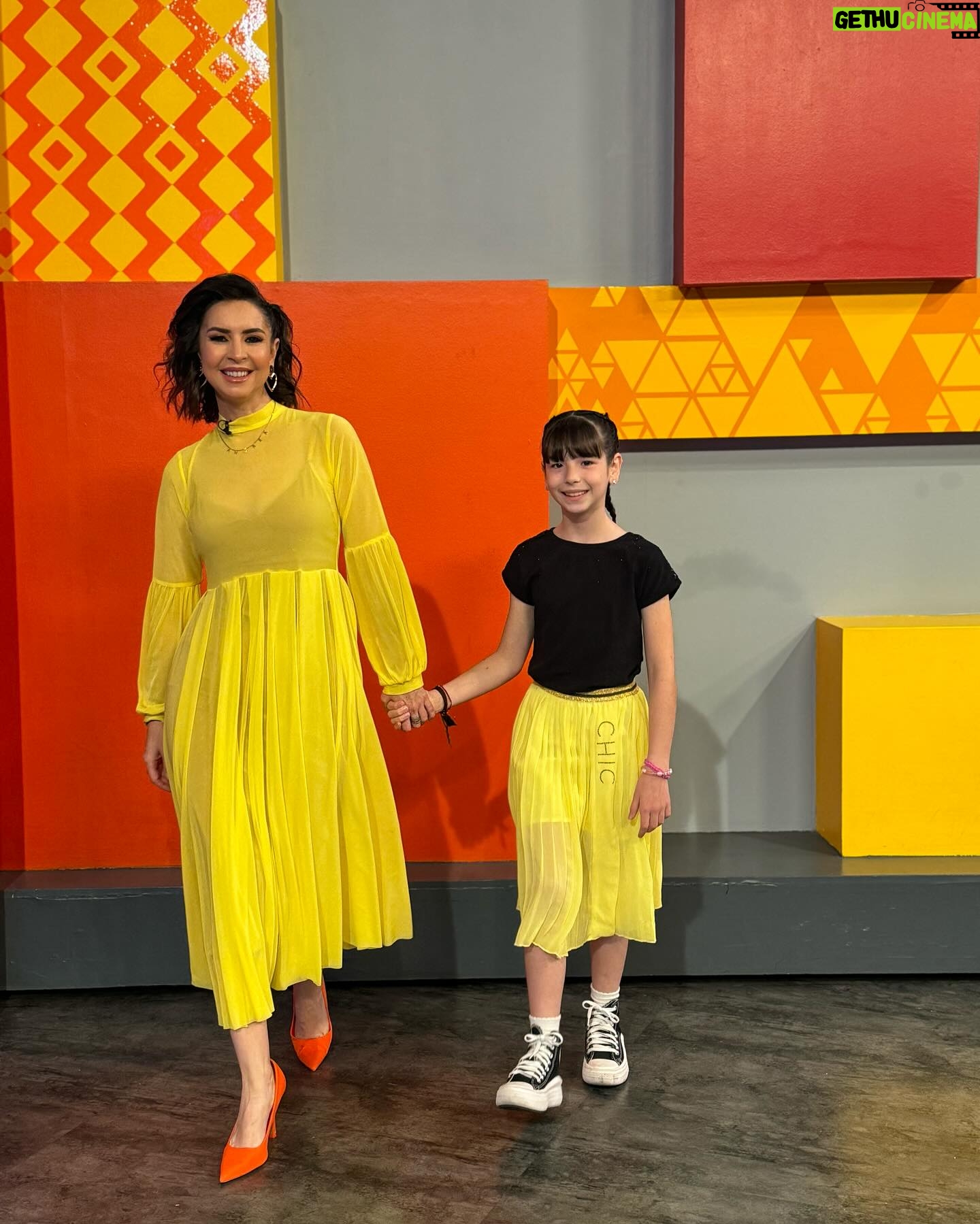 Andrea Torre Instagram - Como siempre feliz de estar en @cuentameloyaof y hoy mรกs, porque estuve con mi @pulguitatv ๐ #yellow #amarillo #fashion #cuentameloya #conduccion #television #tv La que de amarillo se viste (completa la frase) ๐