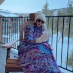 Andrea Torre Instagram - Cuando estás en la nieve y la vida empieza a sonar así… ☕️ ____ #ATH🍄 #andreatorre #nieve #vacaciones