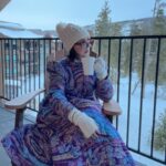 Andrea Torre Instagram - Cuando estás en la nieve y la vida empieza a sonar así… ☕️ ____ #ATH🍄 #andreatorre #nieve #vacaciones