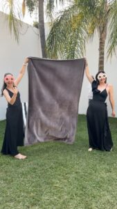 Andrea Torre Instagram - Haciendo magia con @paolatorreh al estilo @siegfriedundjoy jajajajaja 🧙‍♂️ 🪄 Aplauso de pie para mis papás, gracias por jugar con nosotras , como nos divertimos jajajajaj Los quiero mucho @maryhutt11 y #DaddyChulo# . #ATH🍄 #andreatorre #vacaciones #sisters #familia #comedia #