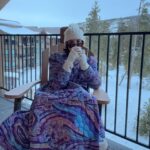 Andrea Torre Instagram - Cuando estás en la nieve y la vida empieza a sonar así… ☕️ ____ #ATH🍄 #andreatorre #nieve #vacaciones