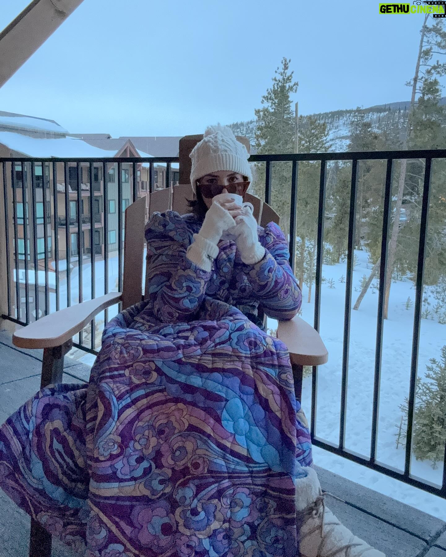 Andrea Torre Instagram - Cuando estás en la nieve y la vida empieza a sonar así… ☕️ ____ #ATH🍄 #andreatorre #nieve #vacaciones