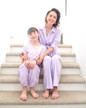 Andrea Torre Instagram - Gracias a todas las mujeres que nos rodean, porque nos inspiran y nos hacen fuertes…

Merecemos ser libres, poderosas y ¡FELICES! 
Juntas haremos este mundo mejor 💜

#8M #8marzo #diadelamujer #womensday #torremomz #torrekidz #mujeresemprendedoras #mujeres #womanpower #womansupportingwoman