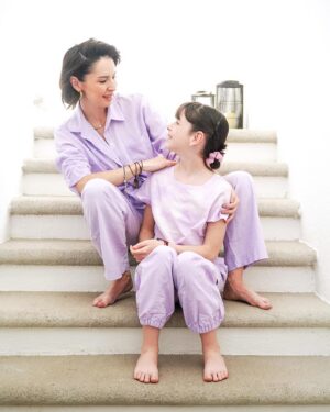 Andrea Torre Instagram - Gracias a todas las mujeres que nos rodean, porque nos inspiran y nos hacen fuertes…

Merecemos ser libres, poderosas y ¡FELICES! 
Juntas haremos este mundo mejor 💜

#8M #8marzo #diadelamujer #womensday #torremomz #torrekidz #mujeresemprendedoras #mujeres #womanpower #womansupportingwoman