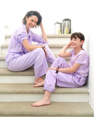 Andrea Torre Instagram - Gracias a todas las mujeres que nos rodean, porque nos inspiran y nos hacen fuertes…

Merecemos ser libres, poderosas y ¡FELICES! 
Juntas haremos este mundo mejor 💜

#8M #8marzo #diadelamujer #womensday #torremomz #torrekidz #mujeresemprendedoras #mujeres #womanpower #womansupportingwoman