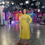 Andrea Torre Instagram – Como siempre feliz de estar en @cuentameloyaof y hoy más, porque estuve con mi @pulguitatv 💛

#yellow #amarillo #fashion #cuentameloya #conduccion #television #tv 

La que de amarillo se viste (completa la frase) 🌕
