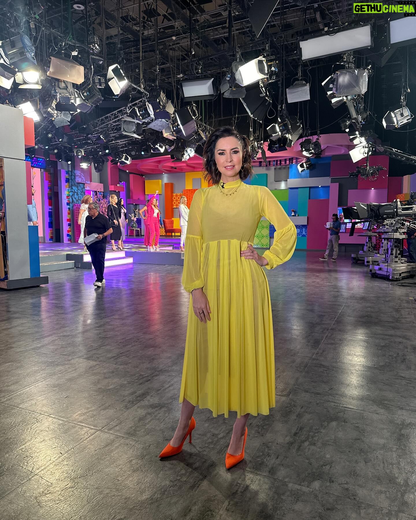 Andrea Torre Instagram - Como siempre feliz de estar en @cuentameloyaof y hoy mรกs, porque estuve con mi @pulguitatv ๐ #yellow #amarillo #fashion #cuentameloya #conduccion #television #tv La que de amarillo se viste (completa la frase) ๐