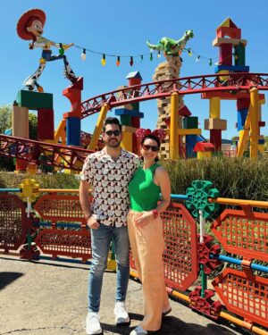 Andrea Torre Instagram - Fui a Disney a pensar cosas jaja. No es cierto, nos encanta ir a Disney y aquí les dejo mi recap de este viaje:

1. En mi spot favorito 
2. Los ODP Five, no parece pero ya estabamos cansados
3. México en Small world
4. Mi marido y yo en Toy Story Land
5. Amo a slinky y este juego
6. Una stormtrooper
7. La primavera ya está aquí
8. Bella y Bestia son 
9. ¿Ya vieron mi reel en @mamaenlatorre de comida de Disney? Corran 
10. Abrazo efusivo de Goofy 

-

#ATH🍄  #andreatorre @disneyworld.latino  @waltdisneyworld #LosOdePfive #MickeyMouse