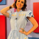 Andrea Torre Instagram - Ando muy contenta porque hoy pude estar otra vez conduciendo @cuentameloyaof y confieso que me gusta mucho 😆😃🤩😁😜 Gracias por hacerme parte ❤️❤️❤️ @odalysrp @vielkatv #MaKy @ncanun Y hoy muy Despacitooo, me fui a tomar una foto con @luisfonsi jaja 😉 . #andreatorre #ATH🍄 #actriz #feliz #happy