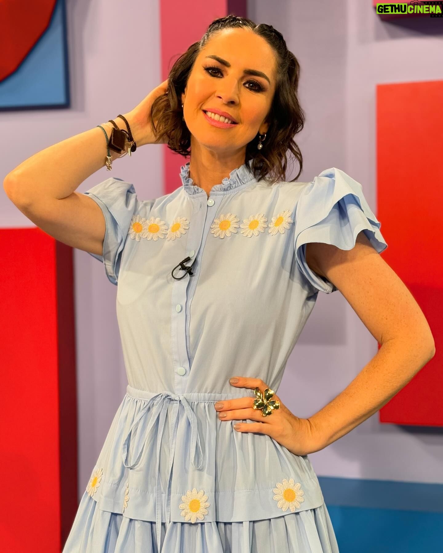 Andrea Torre Instagram - Ando muy contenta porque hoy pude estar otra vez conduciendo @cuentameloyaof y confieso que me gusta mucho πππ€©ππ Gracias por hacerme parte β€οΈβ€οΈβ€οΈ @odalysrp @vielkatv #MaKy @ncanun Y hoy muy Despacitooo, me fui a tomar una foto con @luisfonsi jaja π . #andreatorre #ATHπ #actriz #feliz #happy