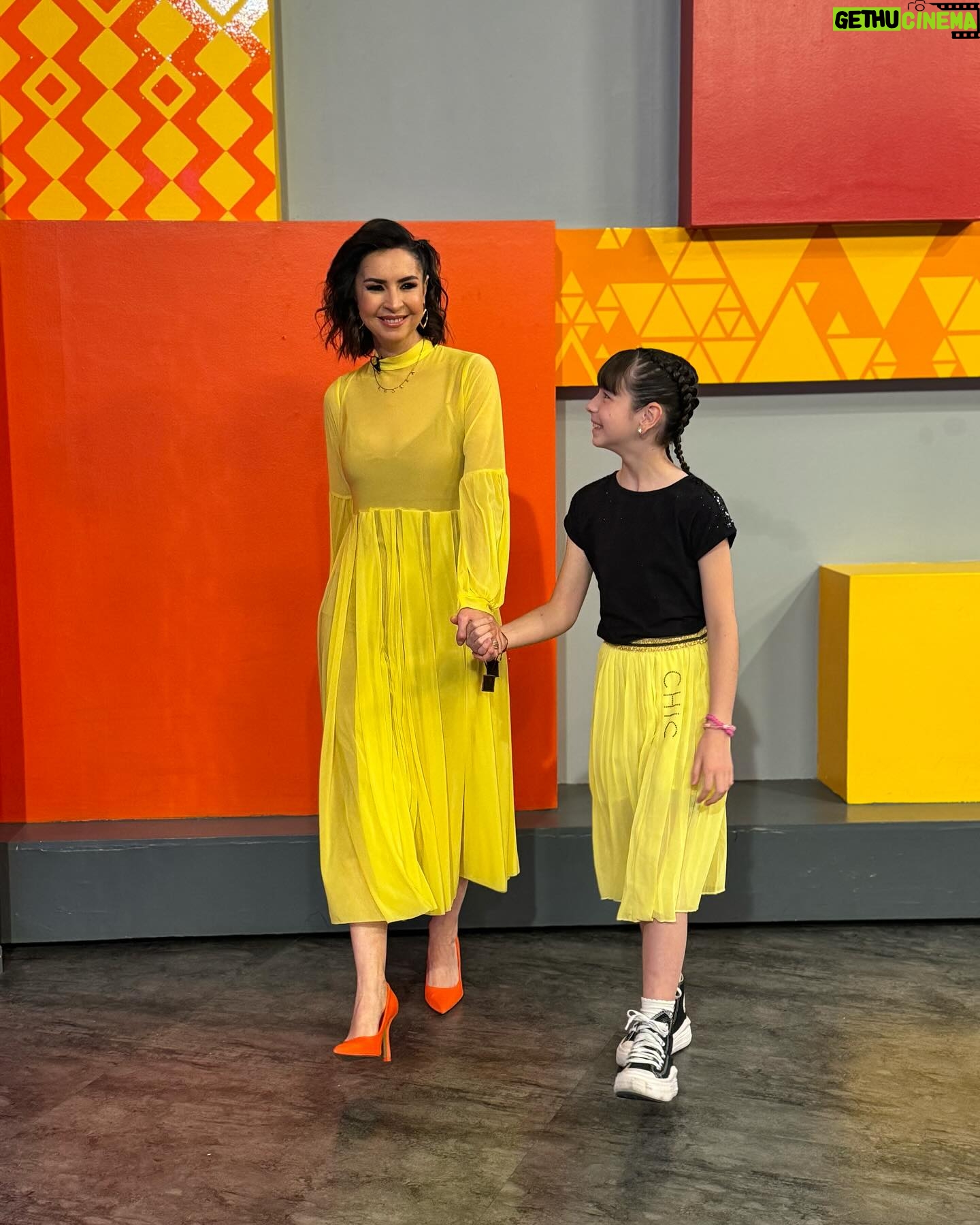 Andrea Torre Instagram - Como siempre feliz de estar en @cuentameloyaof y hoy mรกs, porque estuve con mi @pulguitatv ๐ #yellow #amarillo #fashion #cuentameloya #conduccion #television #tv La que de amarillo se viste (completa la frase) ๐