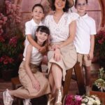 Andrea Torre Instagram - Ustedes son la definición más precisa del amor. 🌸🌷 Feliz Día de las Madres 🌸🌷 📷 @pamelakaim_photography ___ #ATH🍄 #andreatorre #diadelasmadres #mama #diadelasmadres2024 #mothersday #momsday